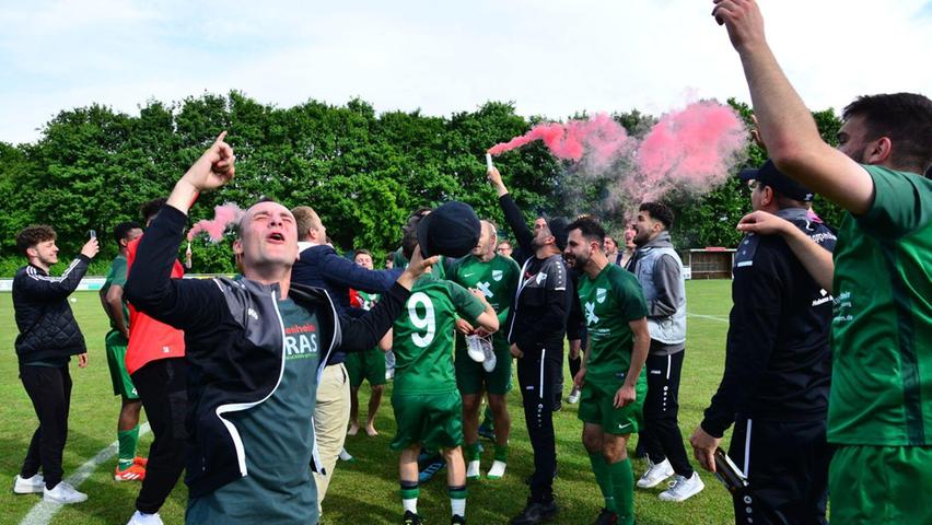 Jubel nach dem Herzschlagfinale: Die TSG Pappenheim feierte am Sonntag trotz Niederlage bei der SG Schernfeld/Workerszell die Meisterschaft in der A-Klasse Süd und den Aufstieg in die Fußball-Kreisklasse. Jubel nach dem Herzschlagfinale: Die TSG Pappenheim feierte am Sonntag trotz Niederlage bei der SG Schernfeld/Workerszell die Meisterschaft in der A-Klasse Süd und den Aufstieg in die Fußball-Kreisklasse.