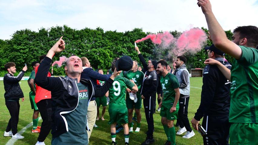 Jubel nach dem Herzschlagfinale: Die TSG Pappenheim feierte am Sonntag trotz Niederlage bei der SG Schernfeld/Workerszell die Meisterschaft in der A-Klasse Süd und den Aufstieg in die Fußball-Kreisklasse.