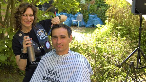 "Lady Barber" schnippelte Ukrainern in Neumarkt die Haare