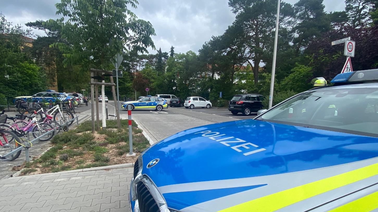 Bedrohungslage an der Hermann-Hedenus-Mittelschule: Hier kam es am Freitagmorgen (27. Mai) zu einem größeren Polizeieinsatz.