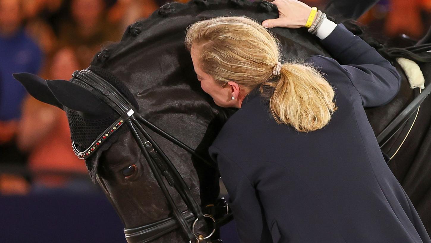 Christine Arns-Krogmann spricht mit ihrer Stute Weihegold nach der Kür im Fei Dressage World Cup Final auf der Leipziger Messe. Christine Arns-Krogmann spricht mit ihrer Stute Weihegold nach der Kür im Fei Dressage World Cup Final auf der Leipziger Messe.