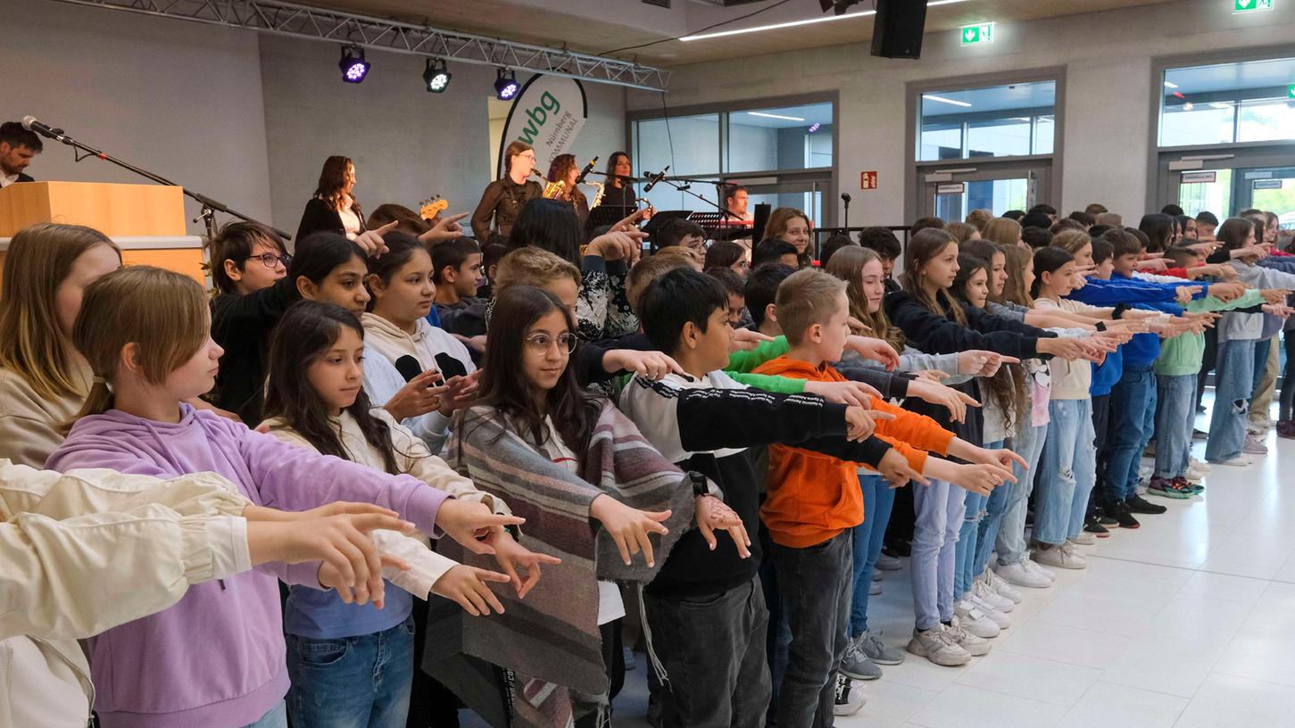 Großer Auftritt für kleine Leute: Schülerinnen und Schüler der fünften und sechsten Klassen sangen bei der Eröffnung des Bertolt-Brecht-Schulzentrums.