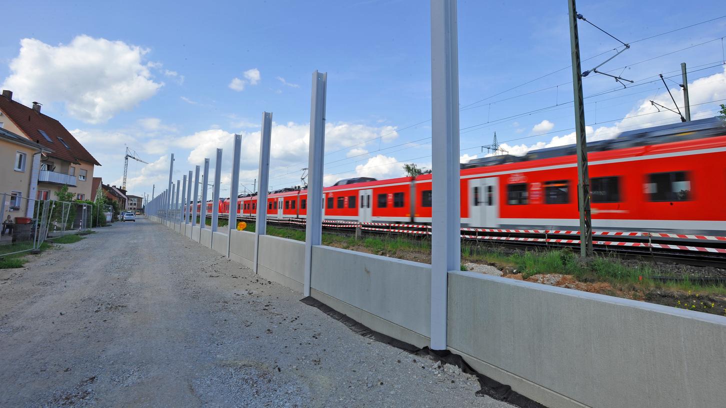 Das "Grundgerüst" der neuen Lärmschutzwände im Forchheimer Norden steht schon.