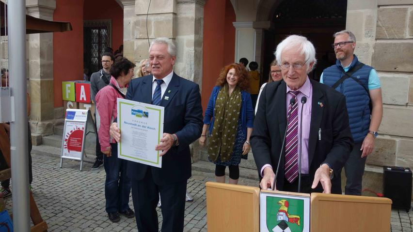 Bürgermeister Klaus Meier freut sich über die Urkunde, die der Fairtrade Ehrenbotschafter Manfred Holz (rechts) übergab.