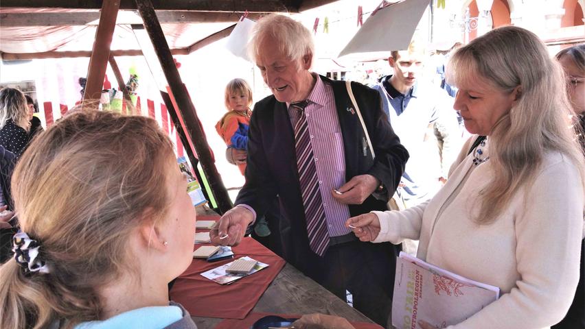 Kleine Fairtrade-Anstecker verteilte Botschafter Manfred Holz beim Standbummel.