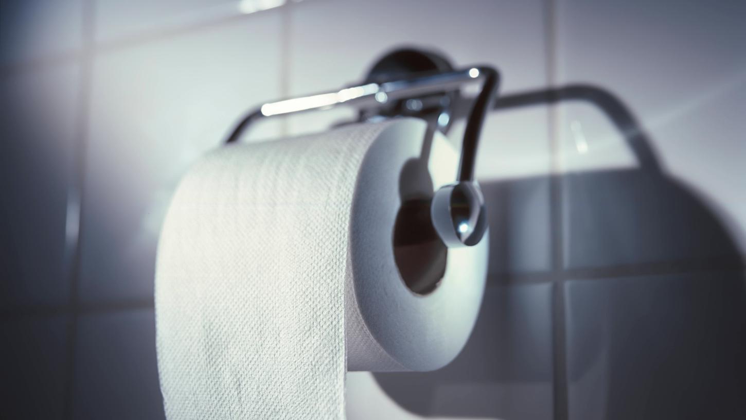 Es kann viele Gründe für eine verstopfte Toilette geben . Einer davon ist, zu viel Klopapier in die Toilette zu werfen.