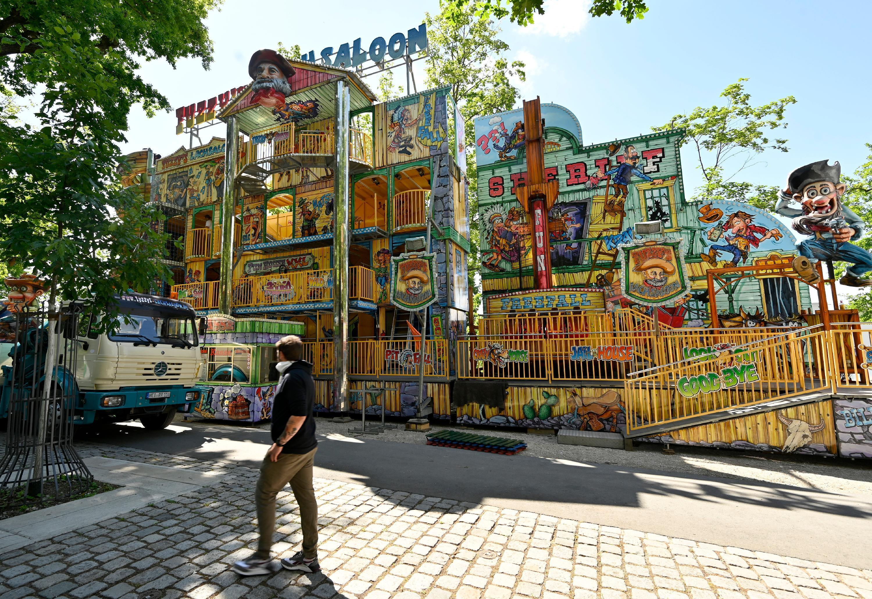 In Fuzzy´s Salon wird auf der Bergkirchweih gelacht.