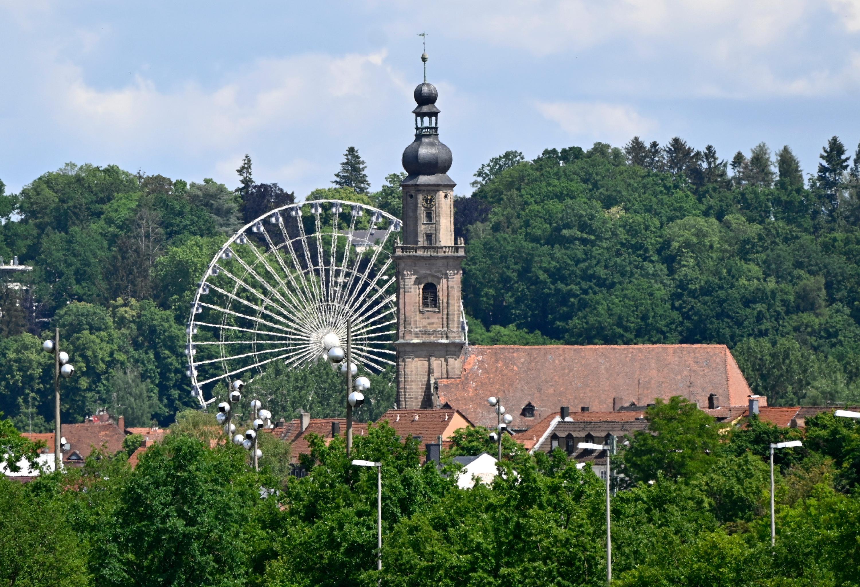 Das Riesenrad ist während der Bergkirchweih von Erlangen.