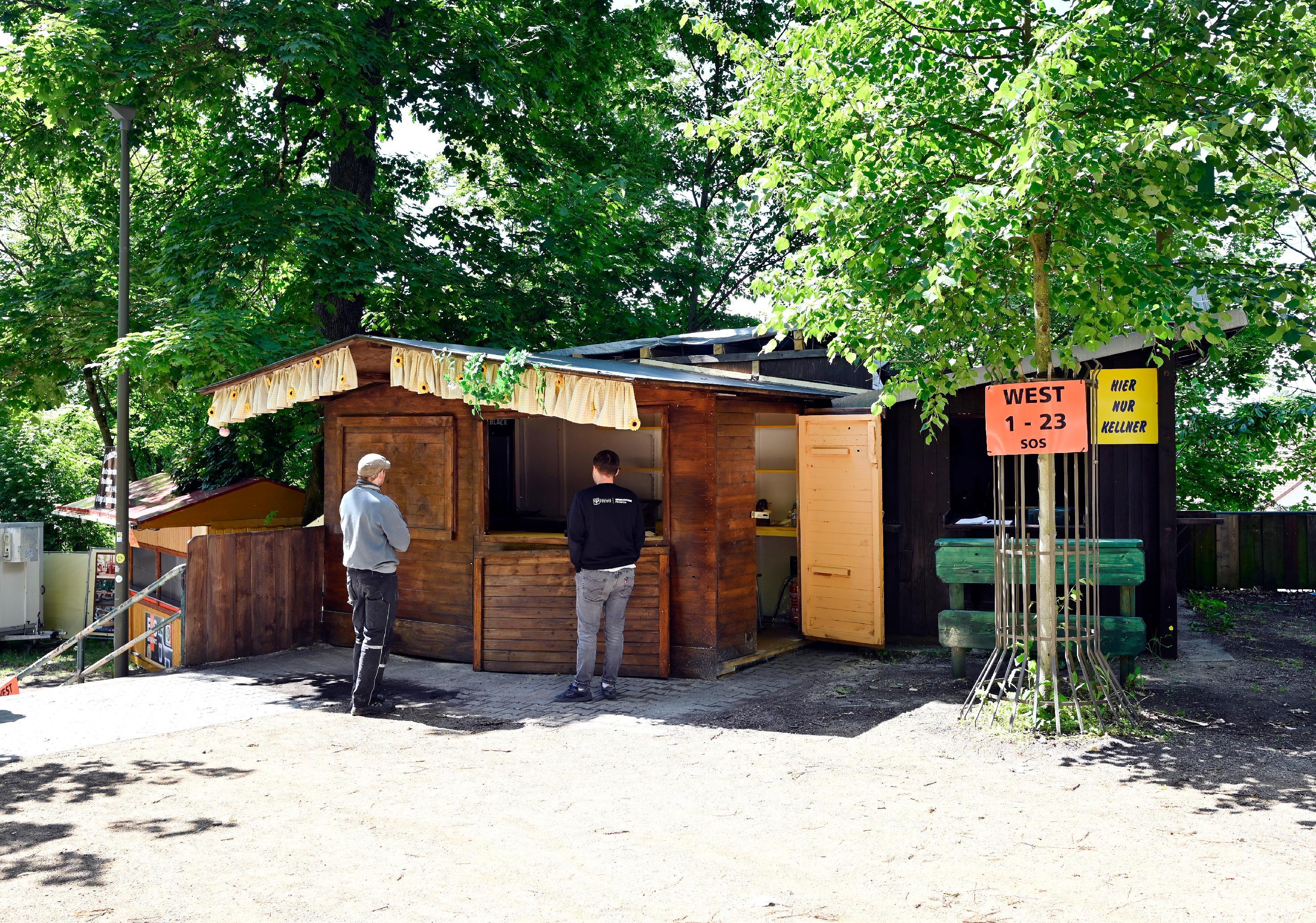 Die Bommi-Bude wird in diesem Jahr vom Team des Erich Kellers gemanagt. Die Bude wurde gedreht und steht jetzt mit der Rückwand zur Erich Schänke.
