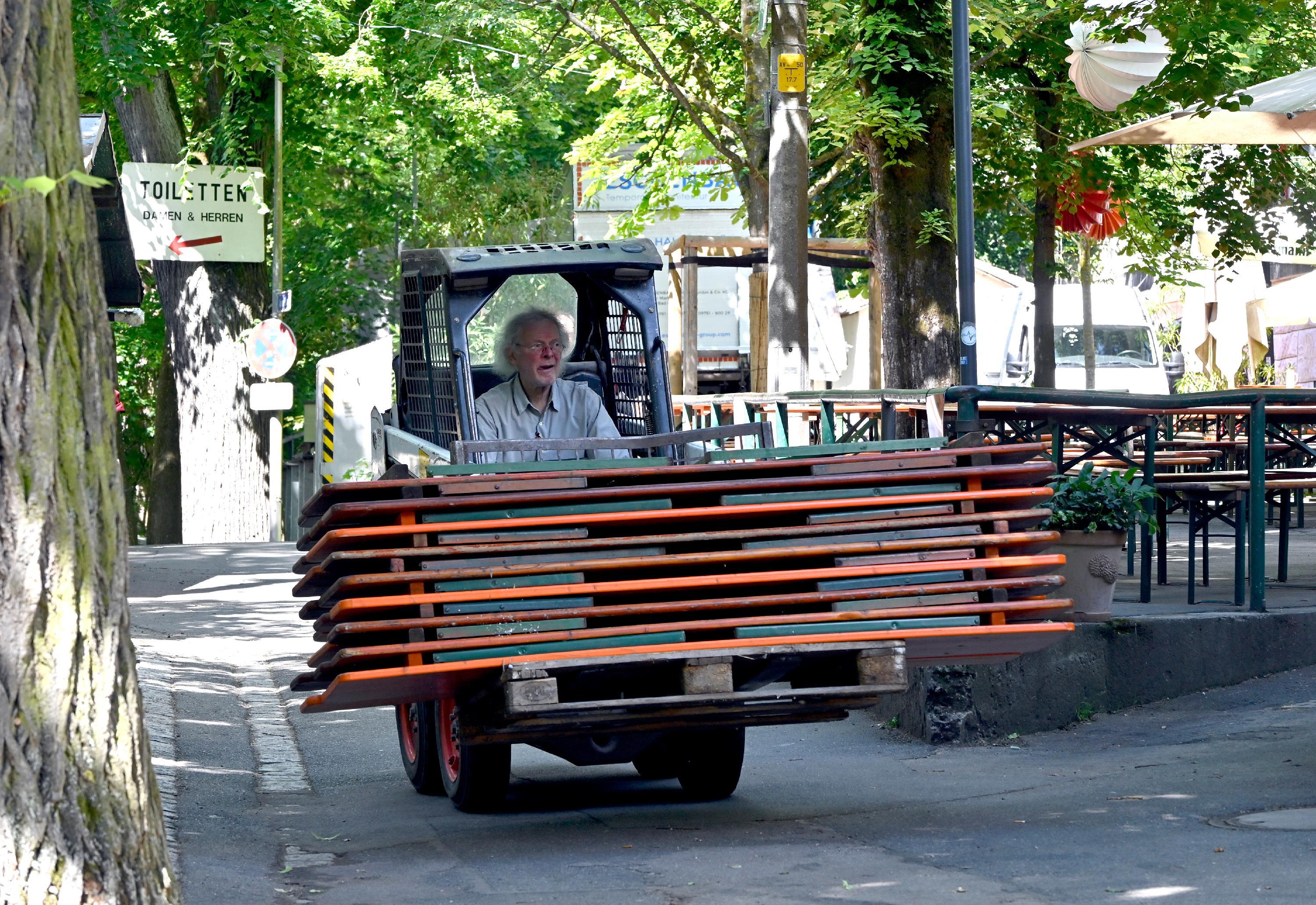 Entlas-Wirt Fritz Engelhardt bei den Vorbereitungen.