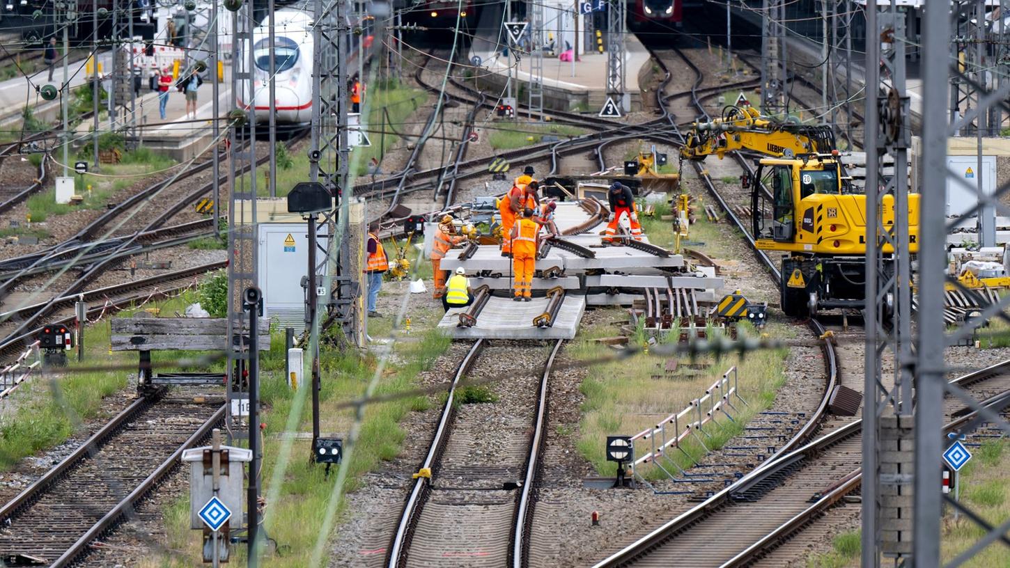 Bahnchef Richard Lutz hat eine Generalsanierung des Hauptnetzes angekündigt. Aus Bayern kommt nun die Kritik, darüber würde der Regionalverkehr vernachlässigt.