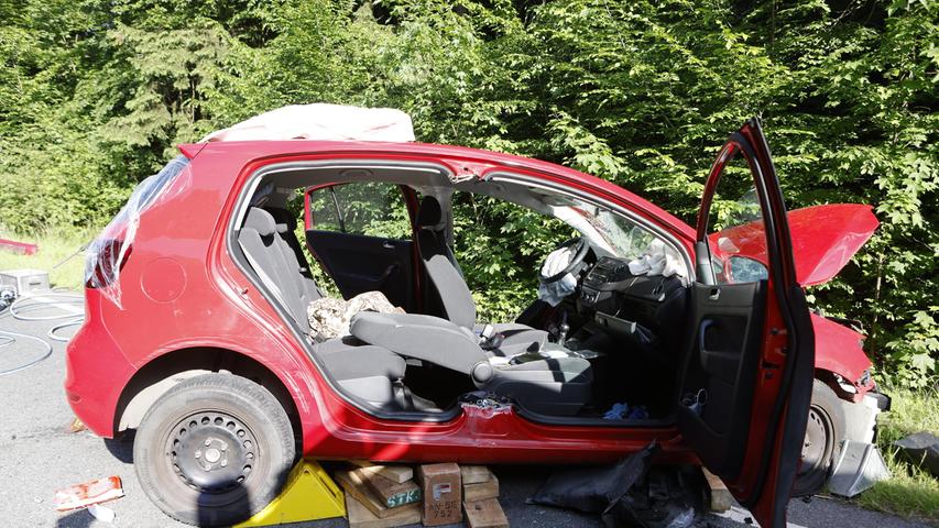 Der Fahrer des zweiten Wagens wurde in seinem Auto eingeschlossen und musste von der Feuerwehr befreit werden.