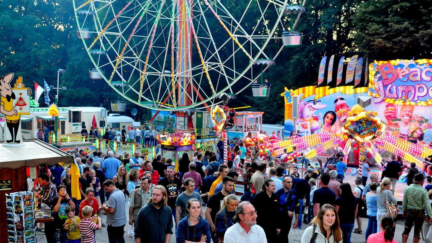 Vor allem zu Abendstunden hat das Riesenrad eine gewisse Magie. Vorsicht ist dennoch geboten. Vor allem zu Abendstunden hat das Riesenrad eine gewisse Magie. Vorsicht ist dennoch geboten.