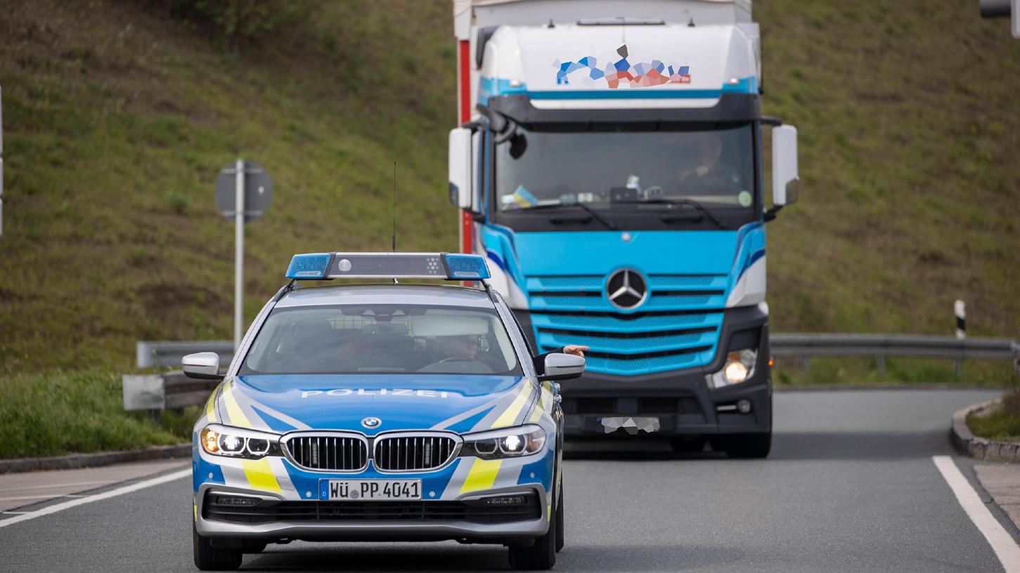 Am Freitag kam es zwischen einem Abschleppdienst und einem Lkw-Fahrer auf einem Parkplatz an der A 73 zu einem Streit. Auslöser war eine Rechnung. (Symbolbild)