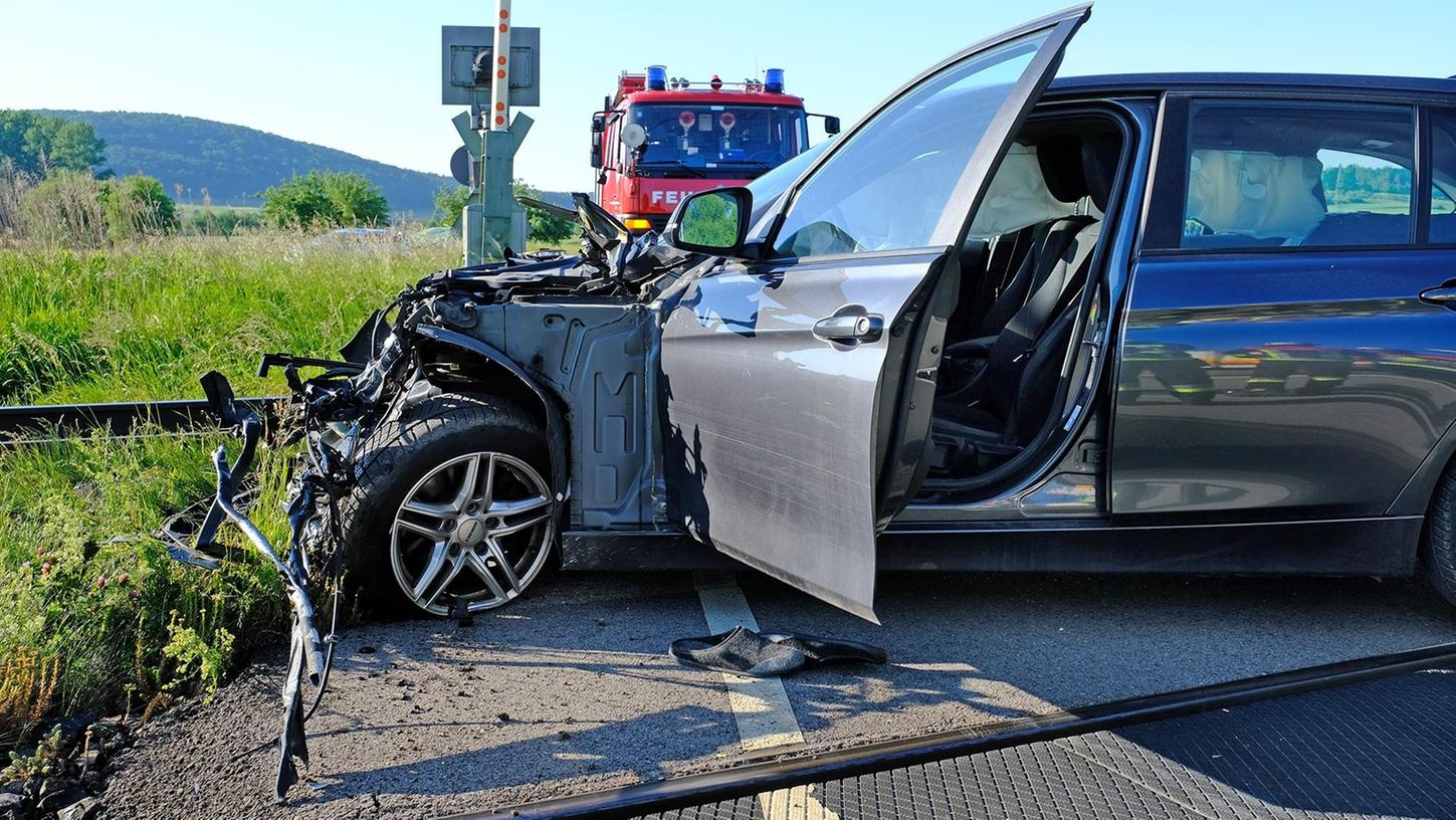 Nach ersten Erkenntnissen kollidierte der Pkw eines 80-jährigen Weißenburgers aus noch ungeklärter Ursache mit einem Regionalzug. Der Fahrer des Pkws wurde hierbei schwer verletzt und musste mittels Hubschrauber in das Krankenhaus nach Ingolstadt zur weiteren Versorgung geflogen werden. Nach ersten Erkenntnissen kollidierte der Pkw eines 80-jährigen Weißenburgers aus noch ungeklärter Ursache mit einem Regionalzug. Der Fahrer des Pkws wurde hierbei schwer verletzt und musste mittels Hubschrauber in das Krankenhaus nach Ingolstadt zur weiteren Versorgung geflogen werden.