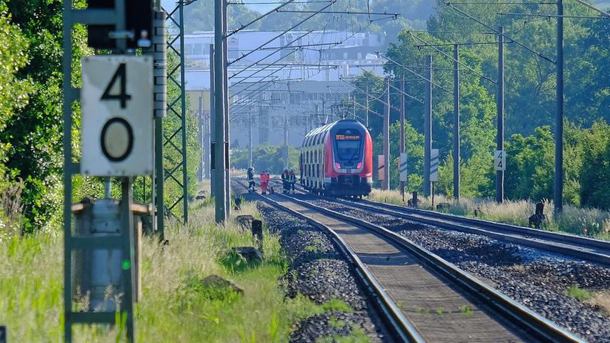 Der Regionalexpress kam trotz einer Notbremsung des Zugführers - er erlitt einen Schock - erst 500 Meter nach dem Zusammenstoß zum Stehen. Der Regionalexpress kam trotz einer Notbremsung des Zugführers - er erlitt einen Schock - erst 500 Meter nach dem Zusammenstoß zum Stehen.