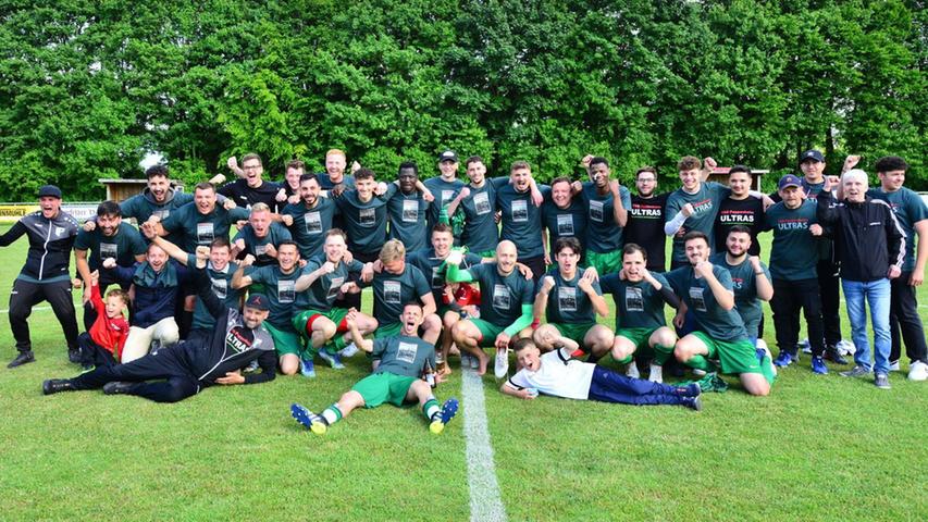 Fußballfreude: Die Pappenheimer Spieler und Trainer bejubelten samt Fans die Meisterschaft in der A-Klasse Süd.