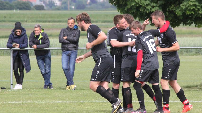 Jubel über den Klassenerhalt: Die Eintracht Kattenhochstatt rettete sich im Abstiegskampf der Kreisklasse West mit einem 2:1-Sieg gegen den Aufstiegsanwärter SC Polsingen 