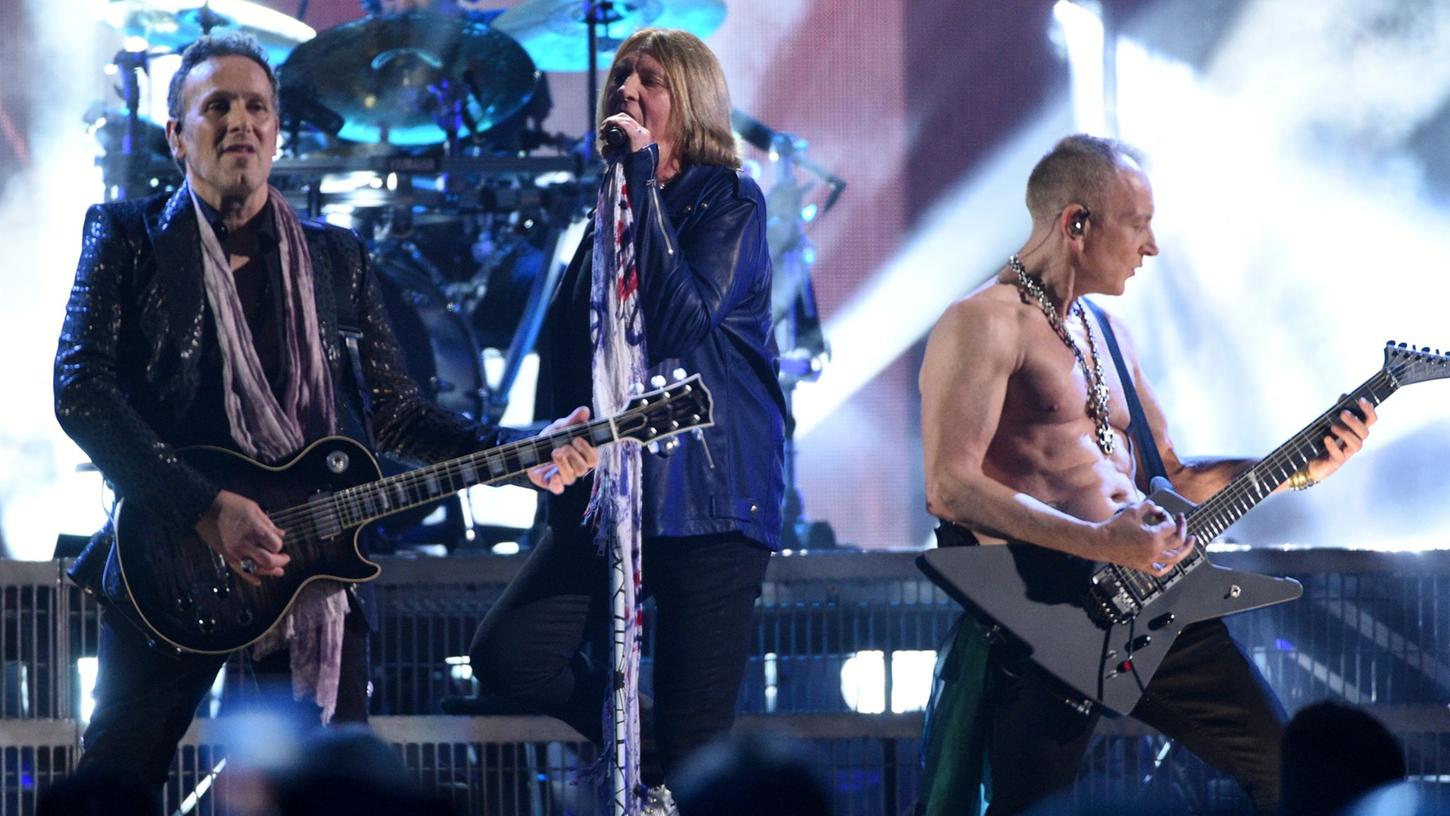 Vivian Campbell (l-r), Joe Elliott und Phil Collen 2019 in New York. Vivian Campbell (l-r), Joe Elliott und Phil Collen 2019 in New York.
