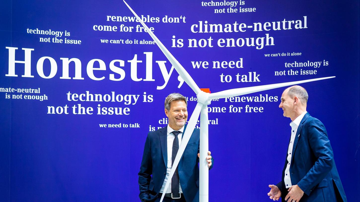 BUndeswirtschaftsminister Robert Habeck (l) besucht den Messestand von Siemens Energy und spricht mit Vorstandsmitglied Tim Oliver Holt. BUndeswirtschaftsminister Robert Habeck (l) besucht den Messestand von Siemens Energy und spricht mit Vorstandsmitglied Tim Oliver Holt.
