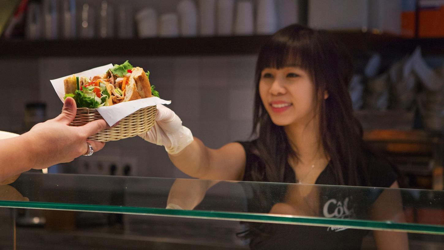 Foodtrucks stehen nicht mehr nur auf Festivals, sie haben sich in Großstädten einen festen Platz erobert. Und die Angebote sind so vielfältig wie die Lieblingsspeisen auf der Welt - auch das vietnamesische Bánh-mì-Sandwich gehört dazu. Foodtrucks stehen nicht mehr nur auf Festivals, sie haben sich in Großstädten einen festen Platz erobert. Und die Angebote sind so vielfältig wie die Lieblingsspeisen auf der Welt - auch das vietnamesische Bánh-mì-Sandwich gehört dazu.