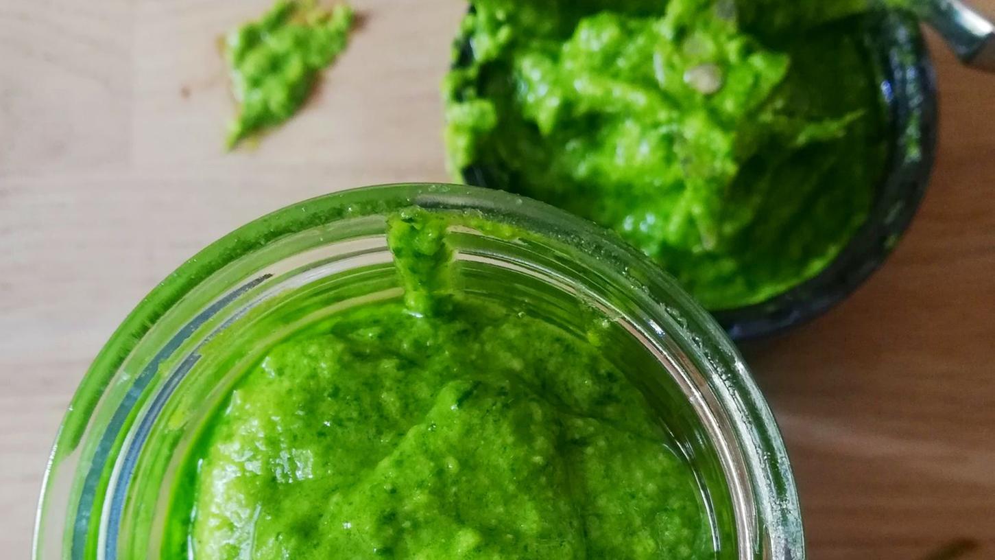 Pesto aus Radieschen-Grün lässt sich aufs Brot streichen. Oder man vermengt es mit Nudeln - und hat ein schnelles Mittagessen. Pesto aus Radieschen-Grün lässt sich aufs Brot streichen. Oder man vermengt es mit Nudeln - und hat ein schnelles Mittagessen.