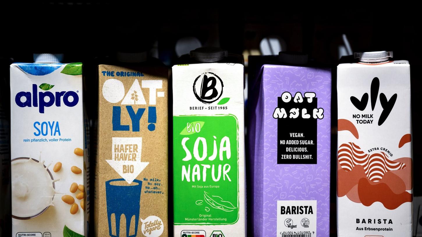 Früher war klar: "Milch" meint Kuhmilch. Das ist in Deutschland heute anders. Pflanzliche Milchalternativen zum Beispiel aus Hafer boomen. Der Verbrauch von Kuhmilch sinkt. Früher war klar: "Milch" meint Kuhmilch. Das ist in Deutschland heute anders. Pflanzliche Milchalternativen zum Beispiel aus Hafer boomen. Der Verbrauch von Kuhmilch sinkt.