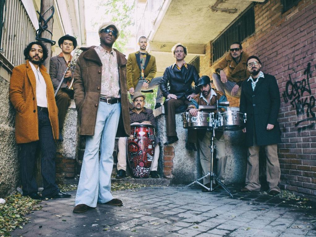El Combo Batanga aus Madrid stehen beim Weinturm Open Air auf der Bühne.
El Combo Batanga aus Madrid stehen beim Weinturm Open Air auf der Bühne.