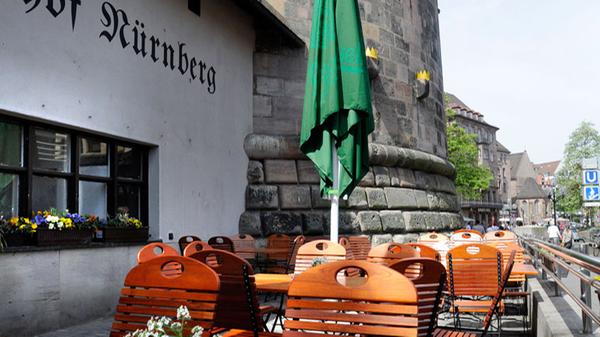 Zugegeben, ein klassischer Biergarten ist der "Balkon" direkt beim Handwerkerhof nicht. Für ein gutes Kühlgetränk in urigem Ambiente ist die Location aber nicht zuletzt wegen ihrer Lage - direkt am Handwerkerhof - eine herausragende Wahl.