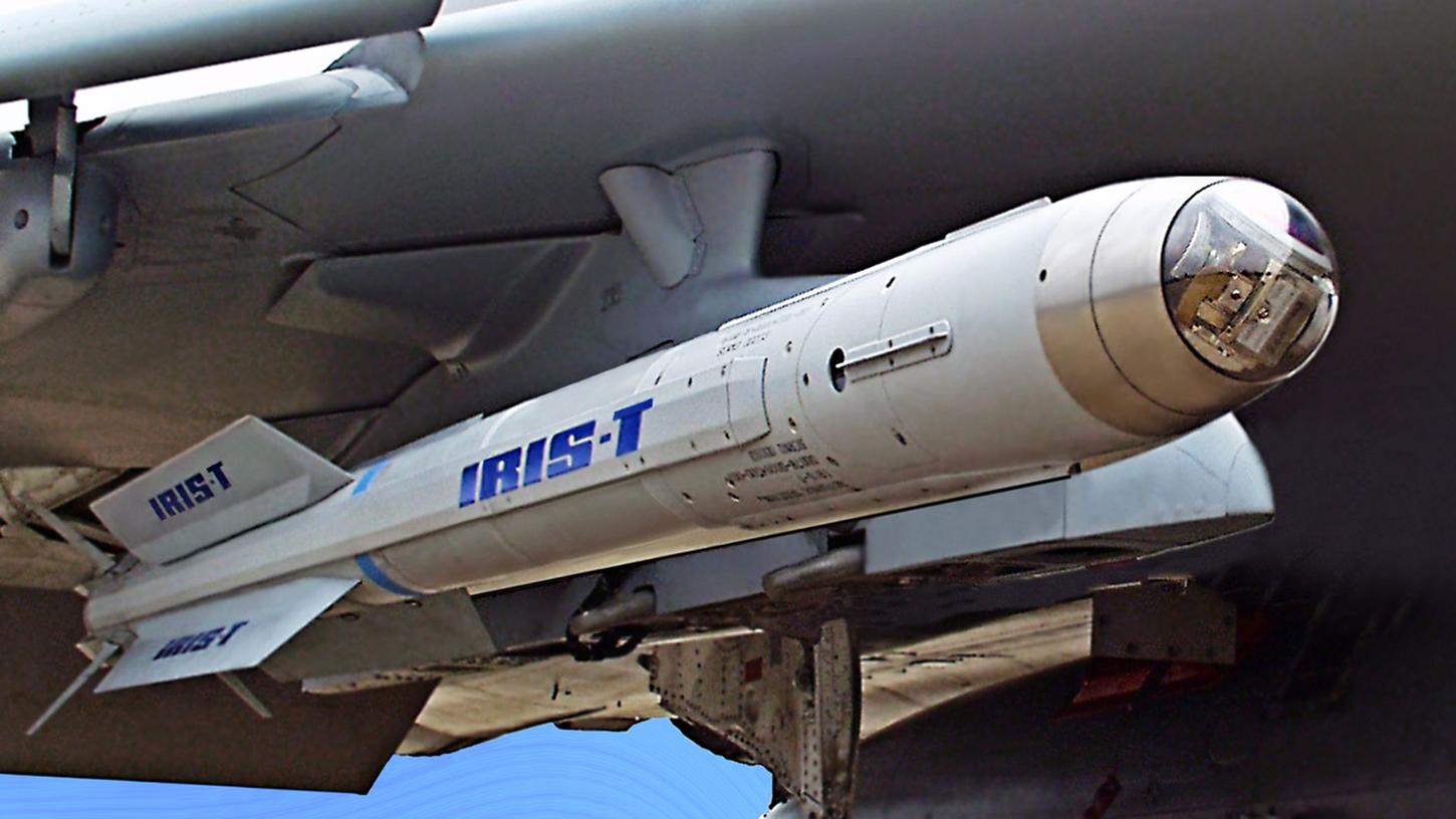  Die vom Rüstungshersteller Diehl herausgegebene Aufnahme zeigt einen Lenkflugkörper des Systems IRIS-T, der unter einem Trägerflugzeug hängt.
