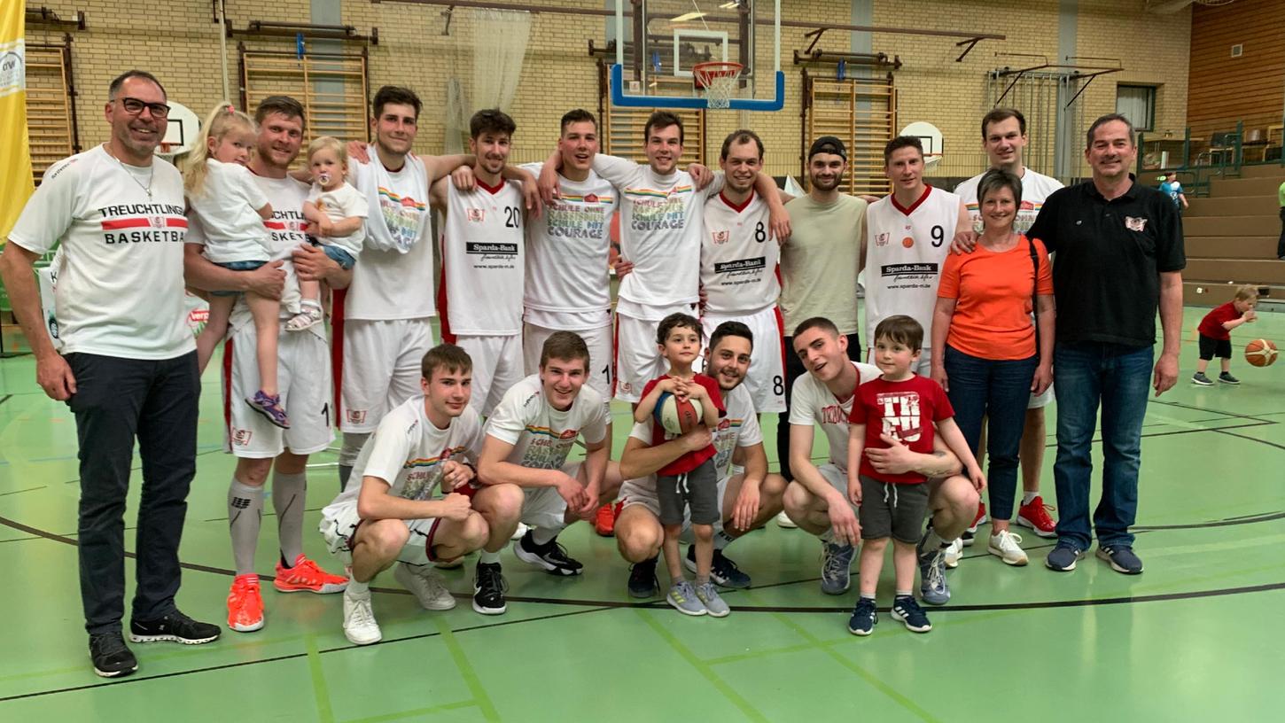 Der fast komplette VfL-Kader nach dem letzten Saisonmatch gegen Würzburg: Von den Spielern fehlen lediglich Arne Stecher und Kevin Vogt. Mit dabei sind Trainer Stephan Harlander (rechts), Physiotherapeutin Christine Kutschera und Andreas Schwarz (links), der als Hallensprecher und „Mädchen für alles“ bei den Treuchtlinger Korbjägern fungiert. Auch die Harlander-Jungs sowie die Mädels von Stefan Schmoll sind auf dem Foto – bei den Baskets geht es halt familiär zu.