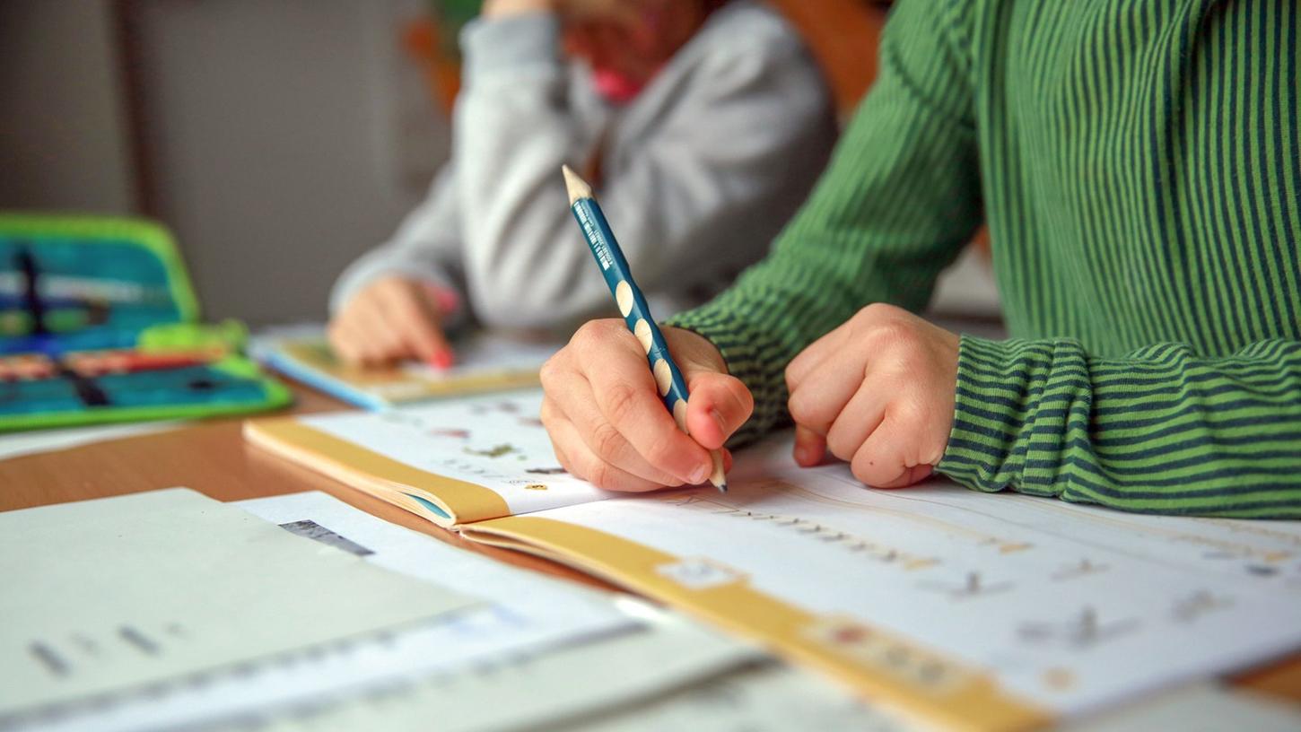 Langsam und unleserlich: Lange Zeiten des Homeschoolings während der Pandemie haben aus Sicht von Lehrkräften die Handschrift der Schülerinnen und Schülern verschlechtert. Langsam und unleserlich: Lange Zeiten des Homeschoolings während der Pandemie haben aus Sicht von Lehrkräften die Handschrift der Schülerinnen und Schülern verschlechtert.