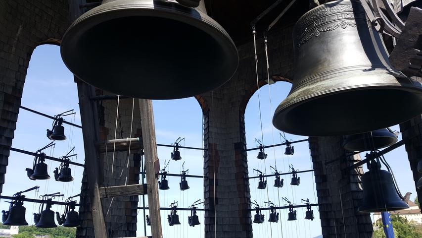 Das Glockenspiel im Turm neben dem Dom kann 50 verschiedene Melodien erklingen lassen.