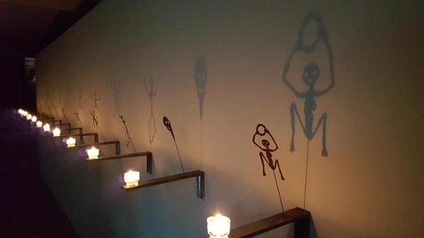 Die Installation des Künstlers Christian Boltanski sorgt vor der Krypta des Doms für ein fast etwas unheimliches Schattenspiel.