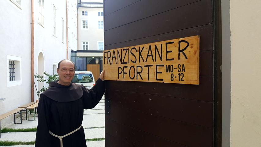 Pater Thomas Hrastnik öffnet die Pforte zum Franziskanerkloster. Teil davon sind für die Öffentlichkeit zugänglich.