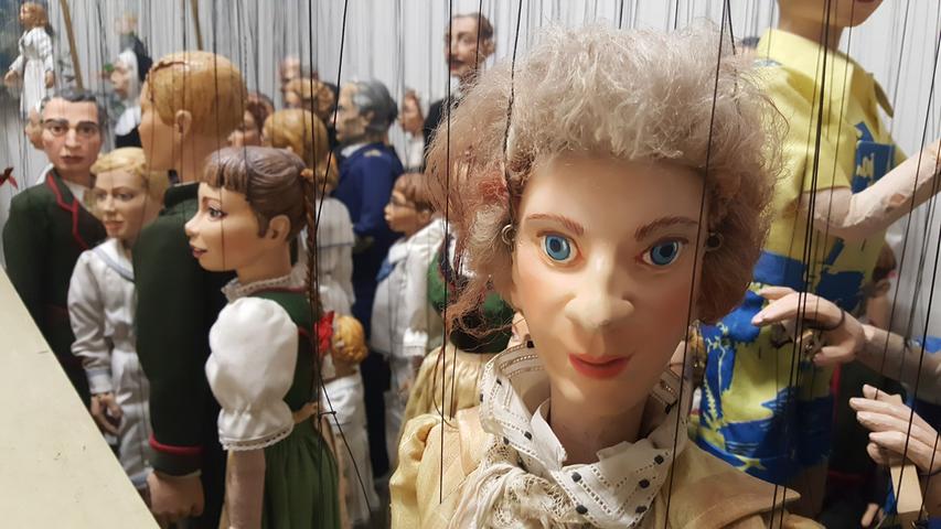 Die Ausbildung beim Marionettentheater dauert bis zu acht Jahre: Die Puppenspieler müssen nicht nur ihre Figuren perfekt beherrschen. Auch das Schnitzen neuer Puppen, das Nähen der Kleidung und das Anfertigen der Lederschuhe gehört dazu.