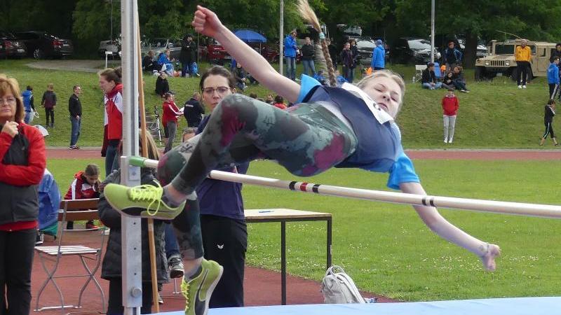 Lina Stahl gelang bei ihrem Meisterschaftsdebüt in der W 12 mit Vereinsrekord von 1,41 Meter gleich ein echter „Goldsprung“.