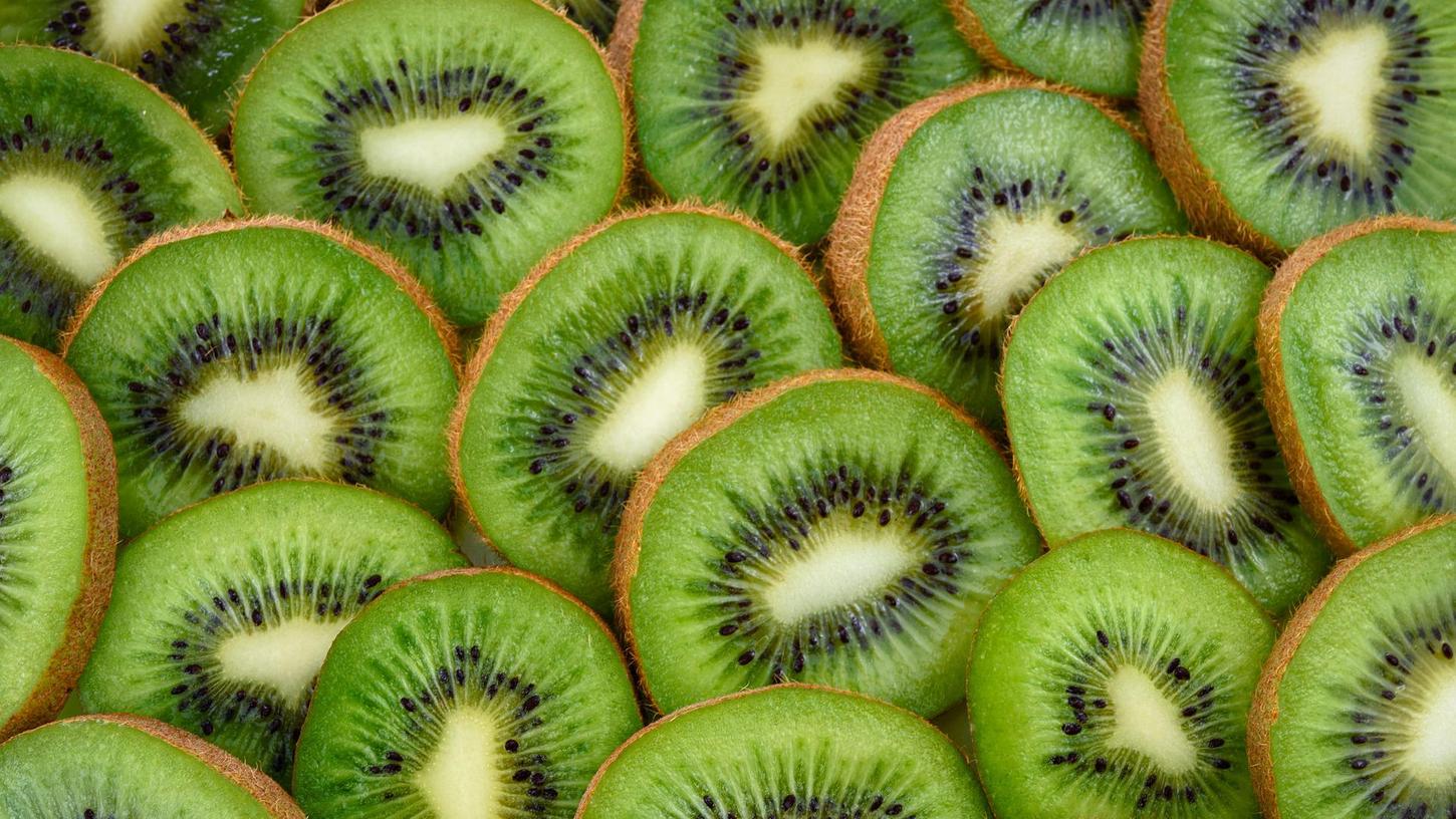 Kiwi mit Schale zu essen ist eigentlich gesund - sofern das Obst ungespritzt ist.