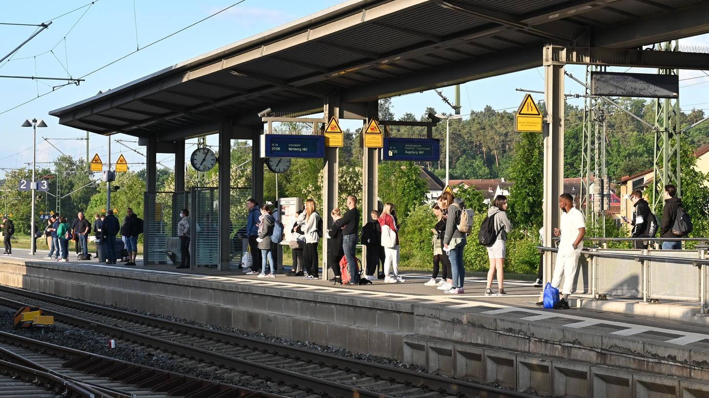 Warten oder gleich auf andere Verkehrsmittel umsteigen: Viele Alternativen dazu wird es am Mittwoch wegen des GDL-Streiks auch für Bahnreisende im Raum Roth/Schwabach nicht geben.