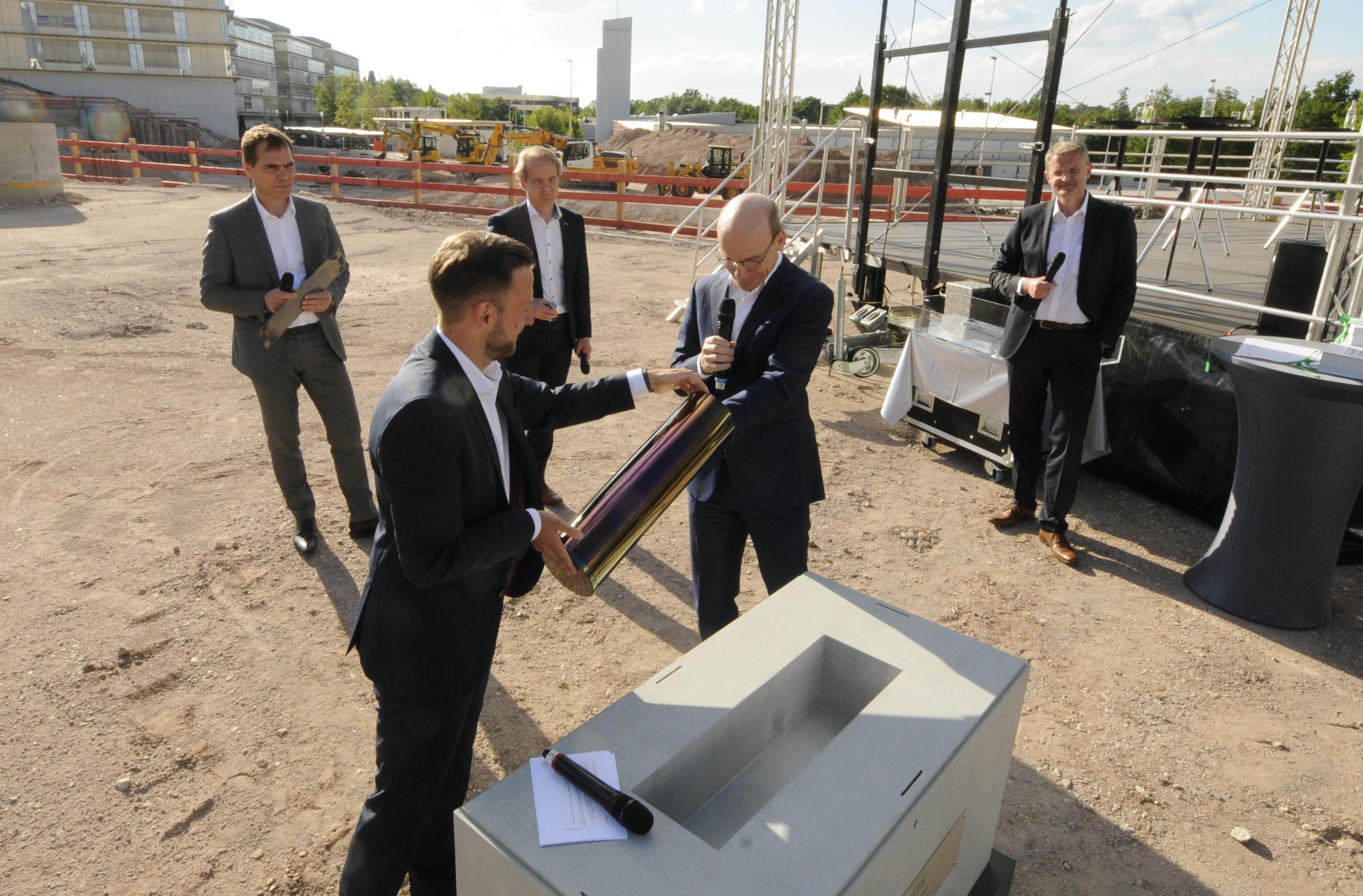 Die Bauteile verschwinden in der Schatulle.