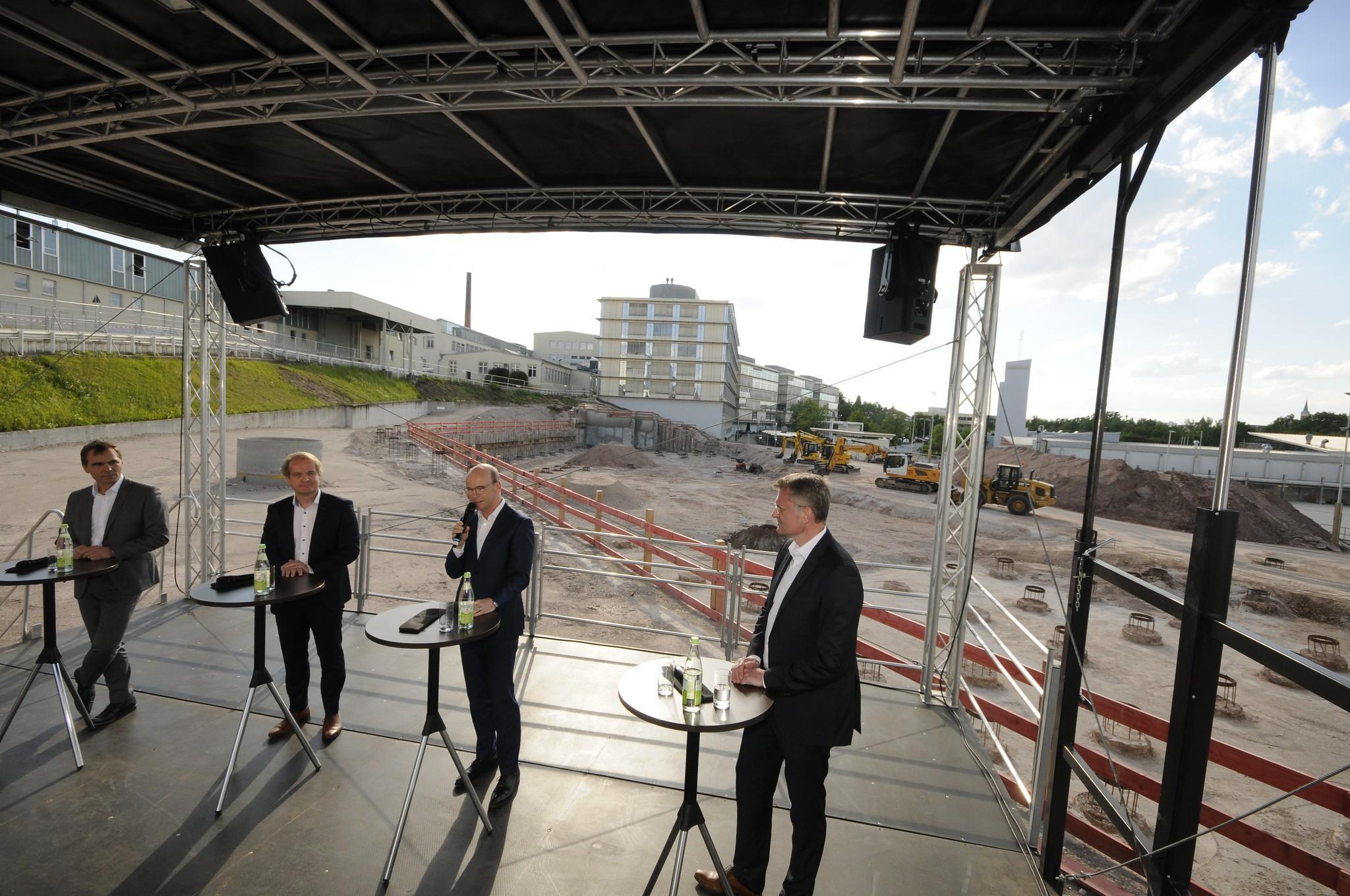 Auf der Bühne, dahinter die Baustelle (v.l.): Uwe Wagner, Andreas Schick, Tim Hosenfeldt, Alexander Putz