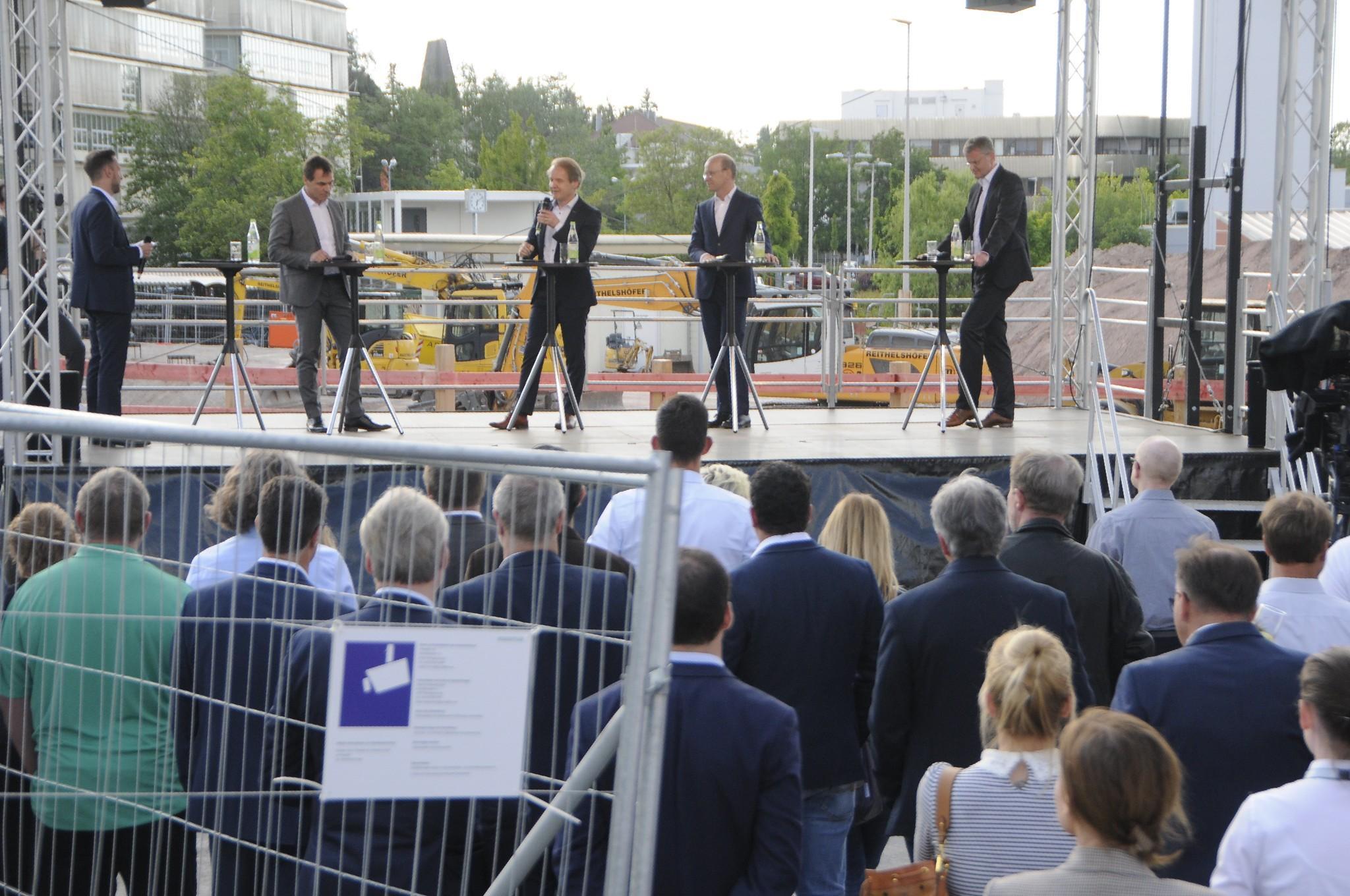 Links Daniel Pokorny, der die kurze Talkshow vor der Grundsteinlegung moderiert.