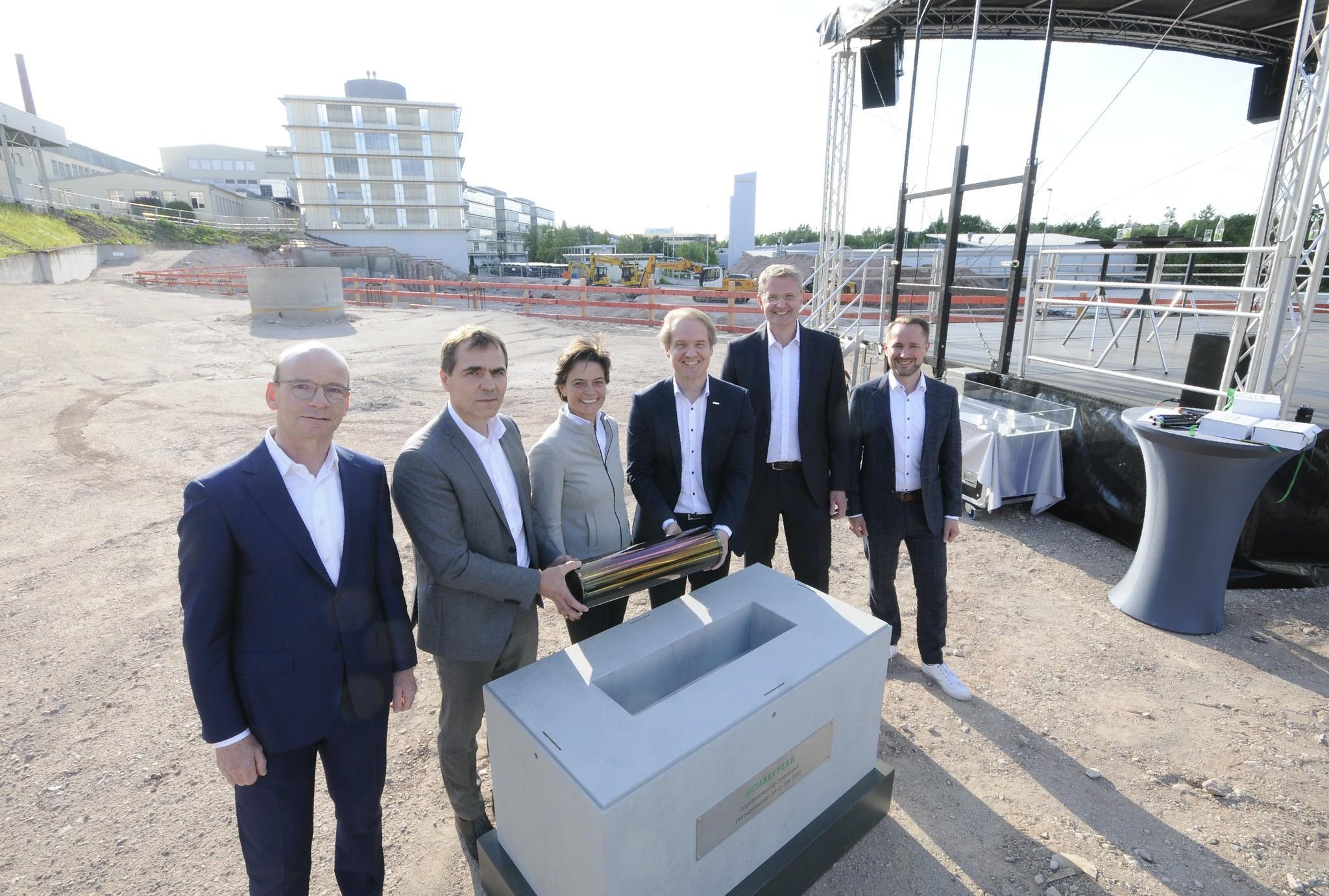 ... wird nach Fertigstellung des Techniklabors repräsentativ zur Schau gestellt, eventuell in der Eingangshalle. Auf diesem Foto mit zu sehen: die Projektleiter Sandra Köllner und Sven Brandt (r.) 