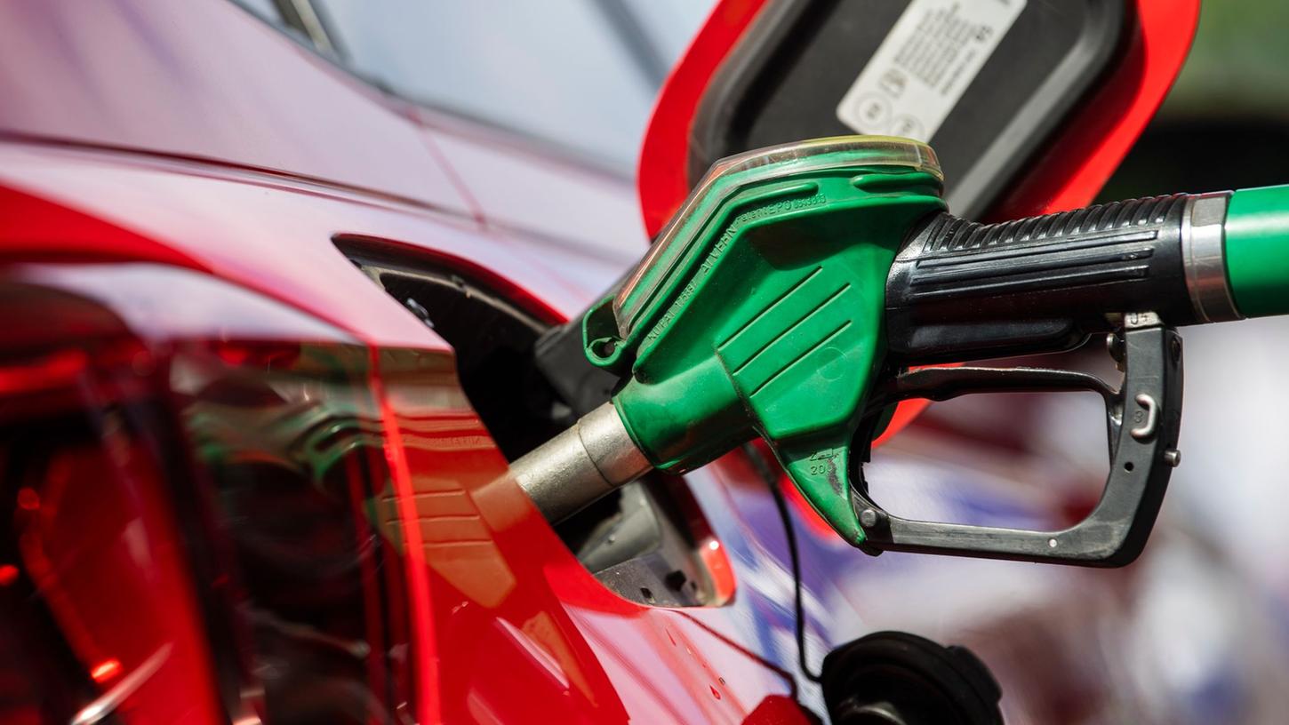 Von Anfang Juni bis Ende August 2022 wird der Steuersatz für Benzin um fast 30 Cent, für Diesel um gut 14 Cent gesenkt.
Von Anfang Juni bis Ende August 2022 wird der Steuersatz für Benzin um fast 30 Cent, für Diesel um gut 14 Cent gesenkt.