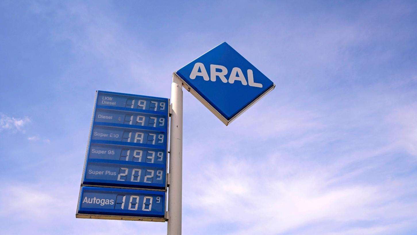 Aktuelle Spritpreisanzeige an einer ARAL-Tankstelle an der Autobahn A-96. Seit Mittwoch, 1. Juni, gilt der Tankrabatt der Bundesregierung.