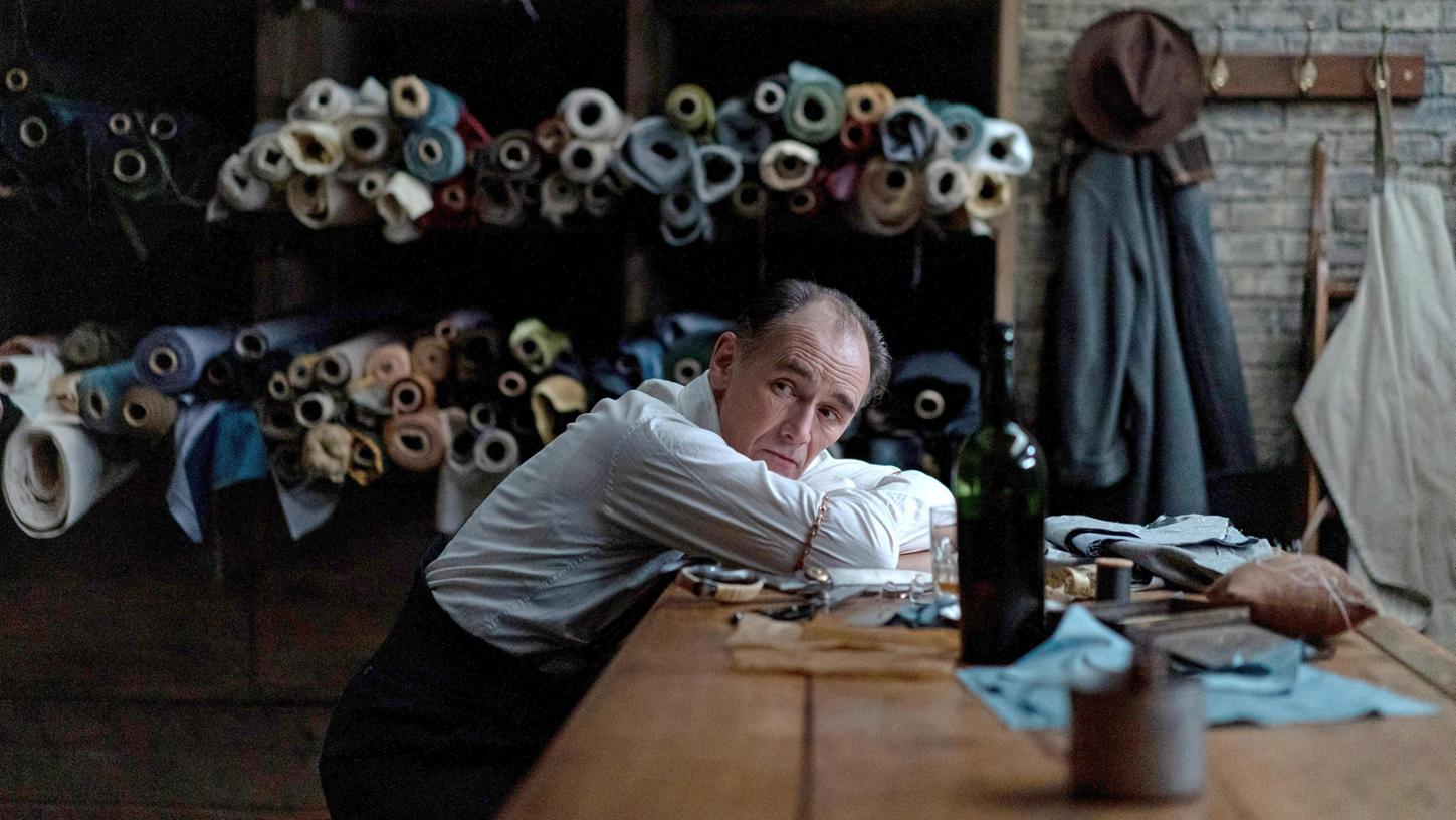 Im Atelier des Herrenschneiders Leonard (Mark Rylance) gehen die Gangster aus der Unterwelt ein und aus.
Im Atelier des Herrenschneiders Leonard (Mark Rylance) gehen die Gangster aus der Unterwelt ein und aus.