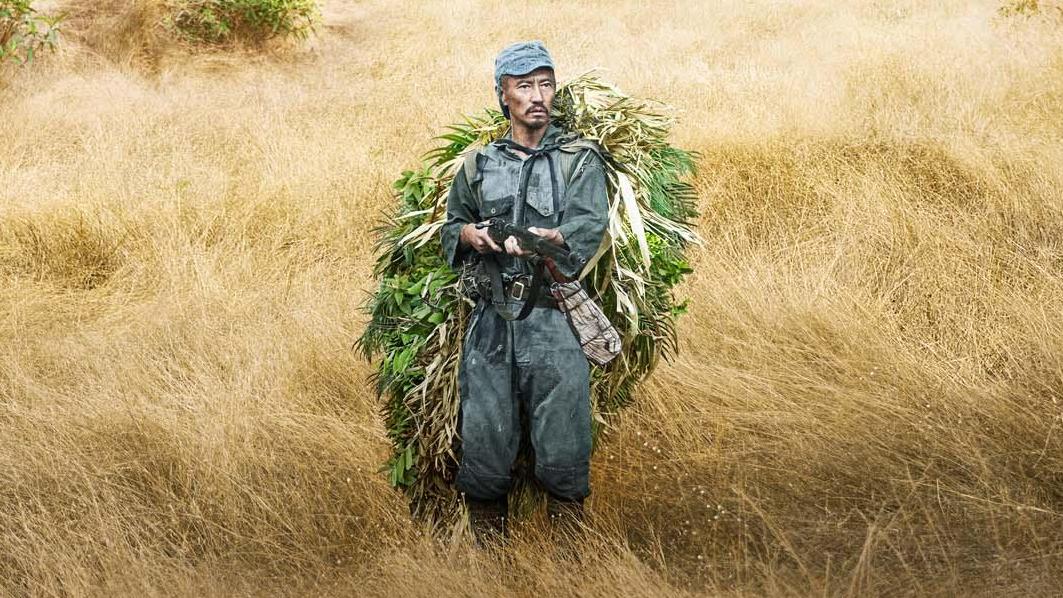 Das Laubgebinde auf seinem Rücken dient Hiroo Onoda als Tarnung.
Das Laubgebinde auf seinem Rücken dient Hiroo Onoda als Tarnung.
