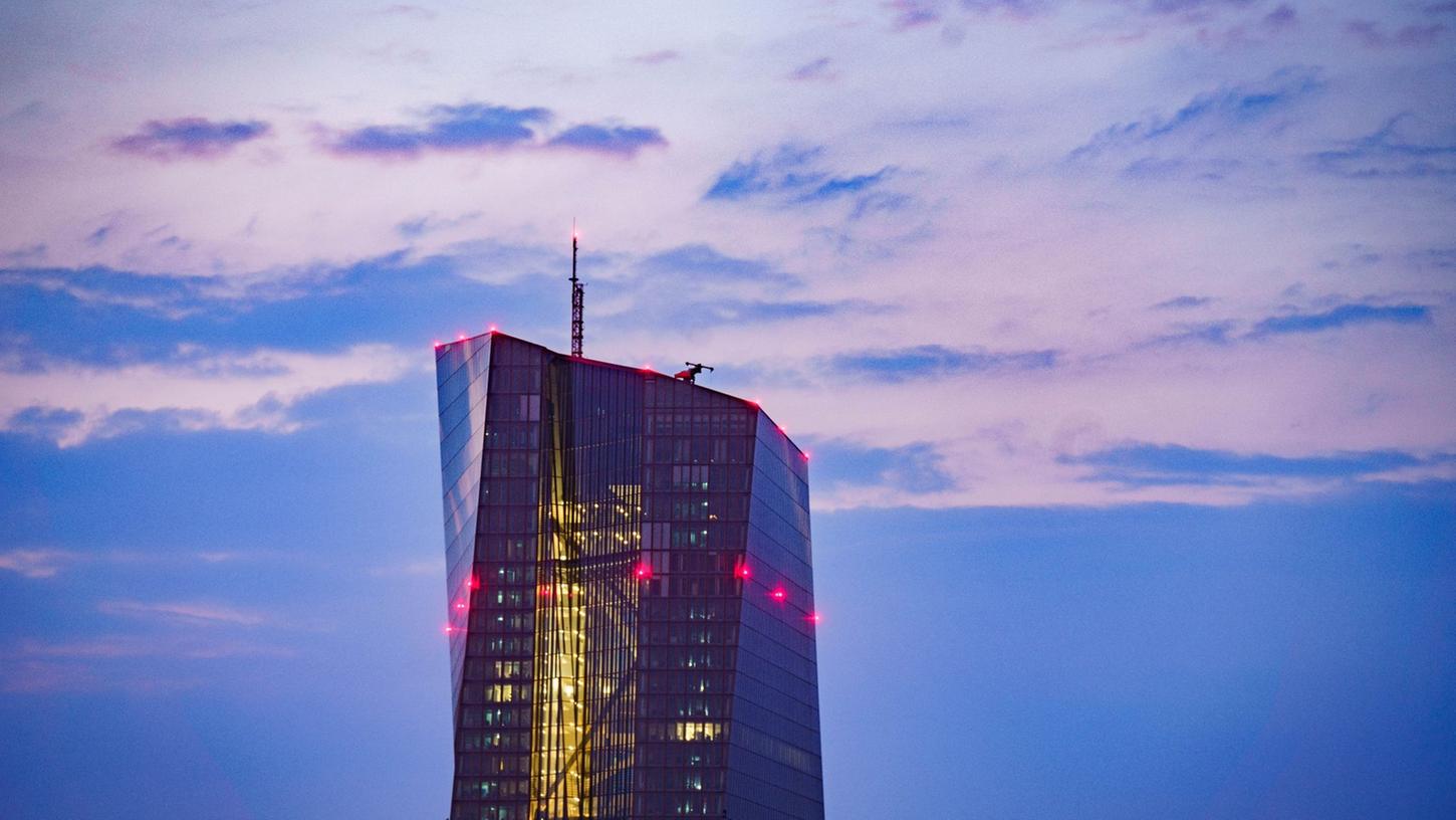 Die Inflation steigt und steigt. Ökonomen erwarten, dass die EZB darauf mit einer Anhebung des Leitzins reagiert. Die Inflation steigt und steigt. Ökonomen erwarten, dass die EZB darauf mit einer Anhebung des Leitzins reagiert.