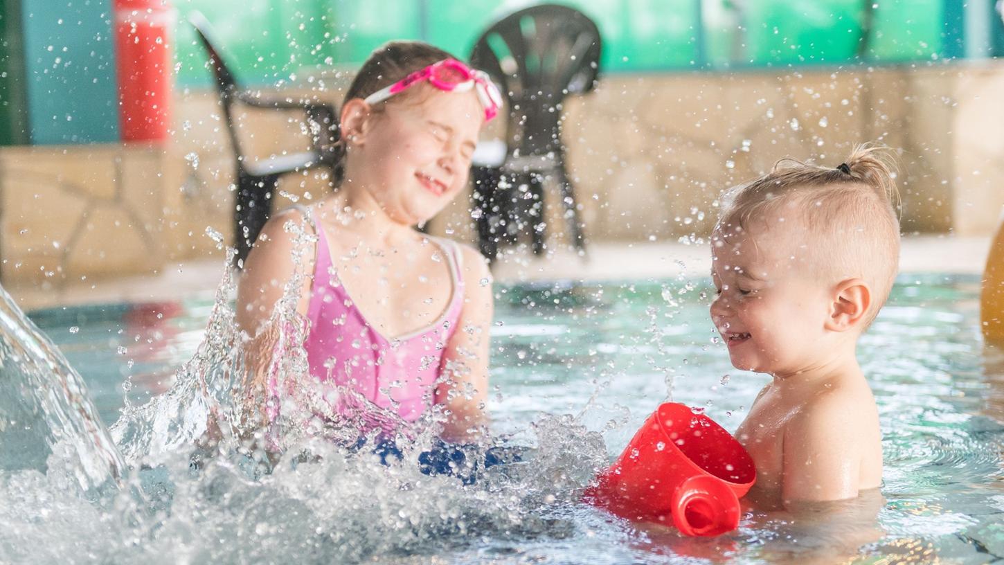 Regelmäßig ins Schwimmbad: Das ist wichtig, damit die Kinder mit dem Wasser vertraut werden. Spritzwasser - etwa durch eine Fontäne oder beim Wasserballspiel - macht dann irgendwann gar nicht mehr so viel aus.