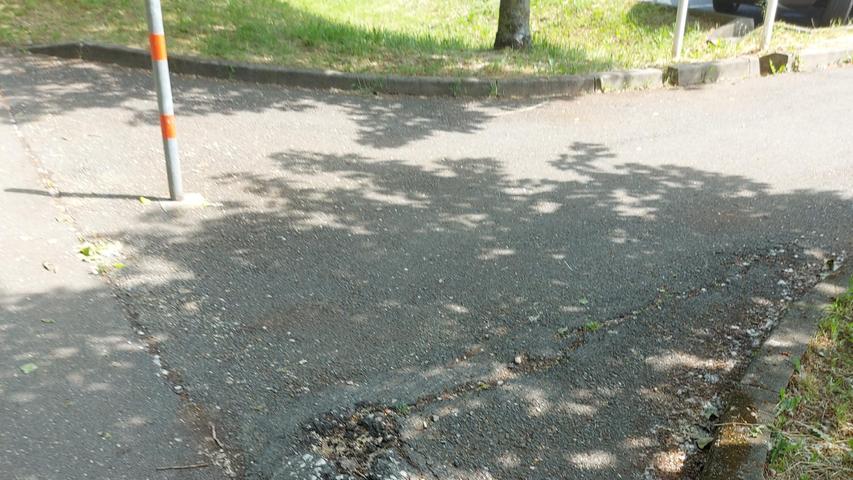 Gefahrenstelle in Forchheim bei der Einfahrt auf dem Globusparkplatz am Fahrradweg Augraben. Dort ist die Teerschicht aufgebrochen, wie Burkard Hans abgelichtet hat. Gefahrenstelle in Forchheim bei der Einfahrt auf dem Globusparkplatz am Fahrradweg Augraben. Dort ist die Teerschicht aufgebrochen, wie Burkard Hans abgelichtet hat.